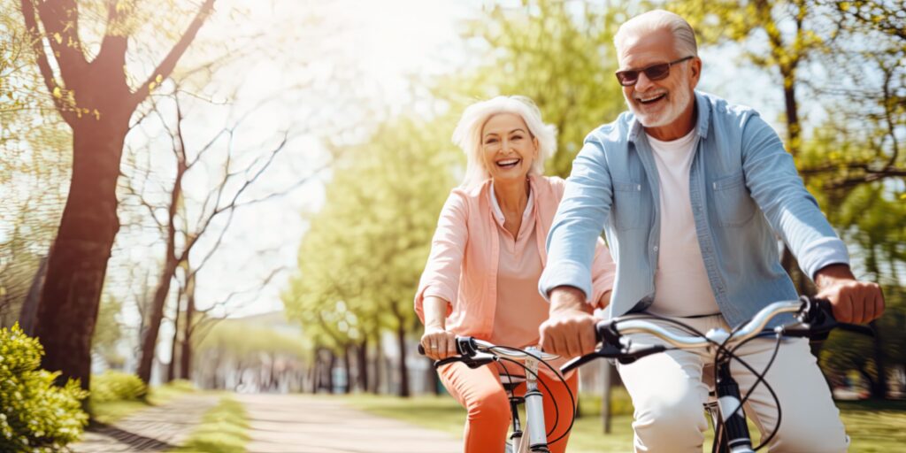 Rentner fahren Fahrrad.