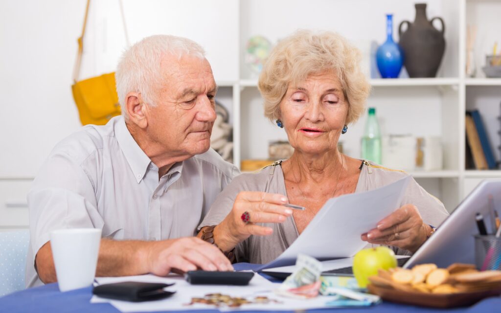 Rentner beschäftigen sich mit Finanzen.