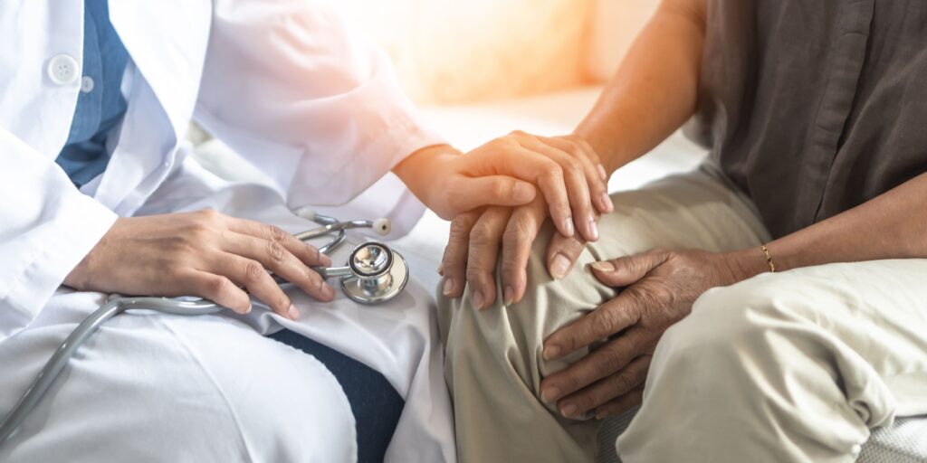 Das Bild zeigt einen Patienten und seinen Arzt.