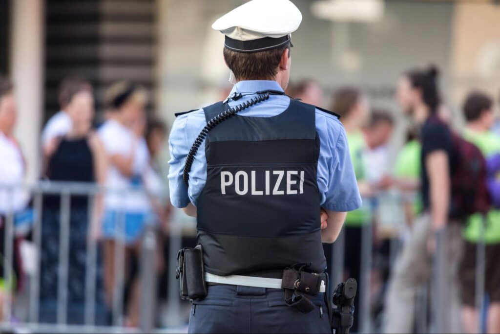 Polizeibeamter im Einsatz als Symbolbild für Überforderung und Polizeidienstunfähigkeit