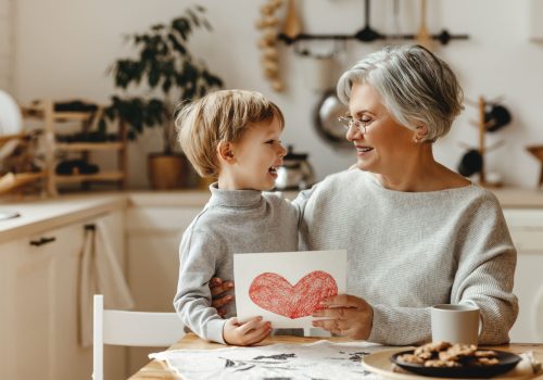 Oma oder Mutter vom Kind, ohne Auswirkungen durch ihre Frühpension