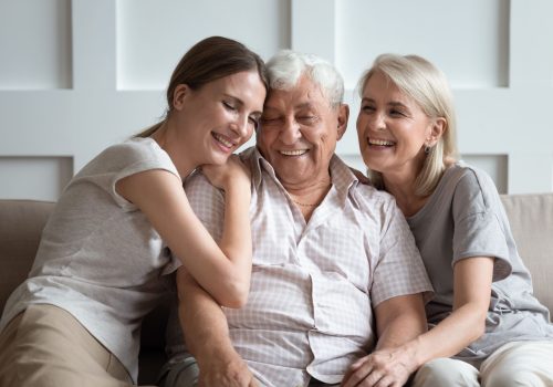 Vater, Tochter und Mutter sind glücklich, ohne Auswirkungen durch ihre Frühpension